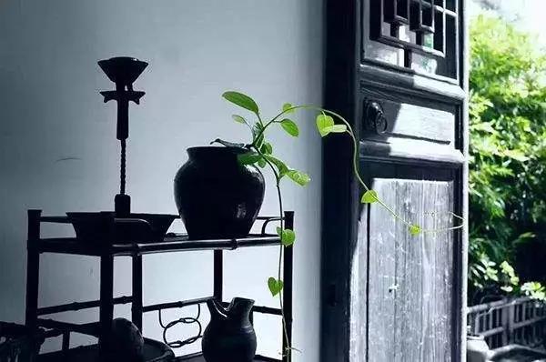 家里財(cái)運(yùn)只出不進(jìn)？跟客廳門窗風(fēng)水有大關(guān)系！