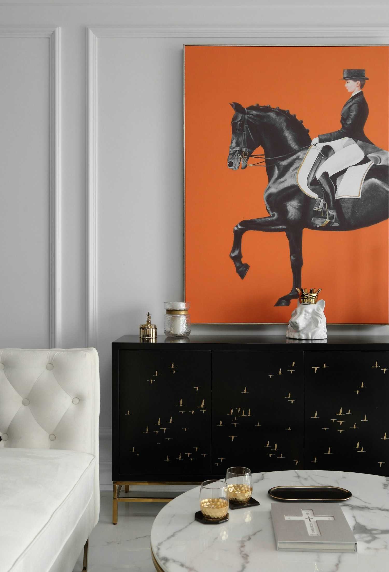 白色為主 黑色點(diǎn)綴 在這個(gè)黑白相交的空間里點(diǎn)綴上香橙色 看起來(lái)沒有一點(diǎn)突兀