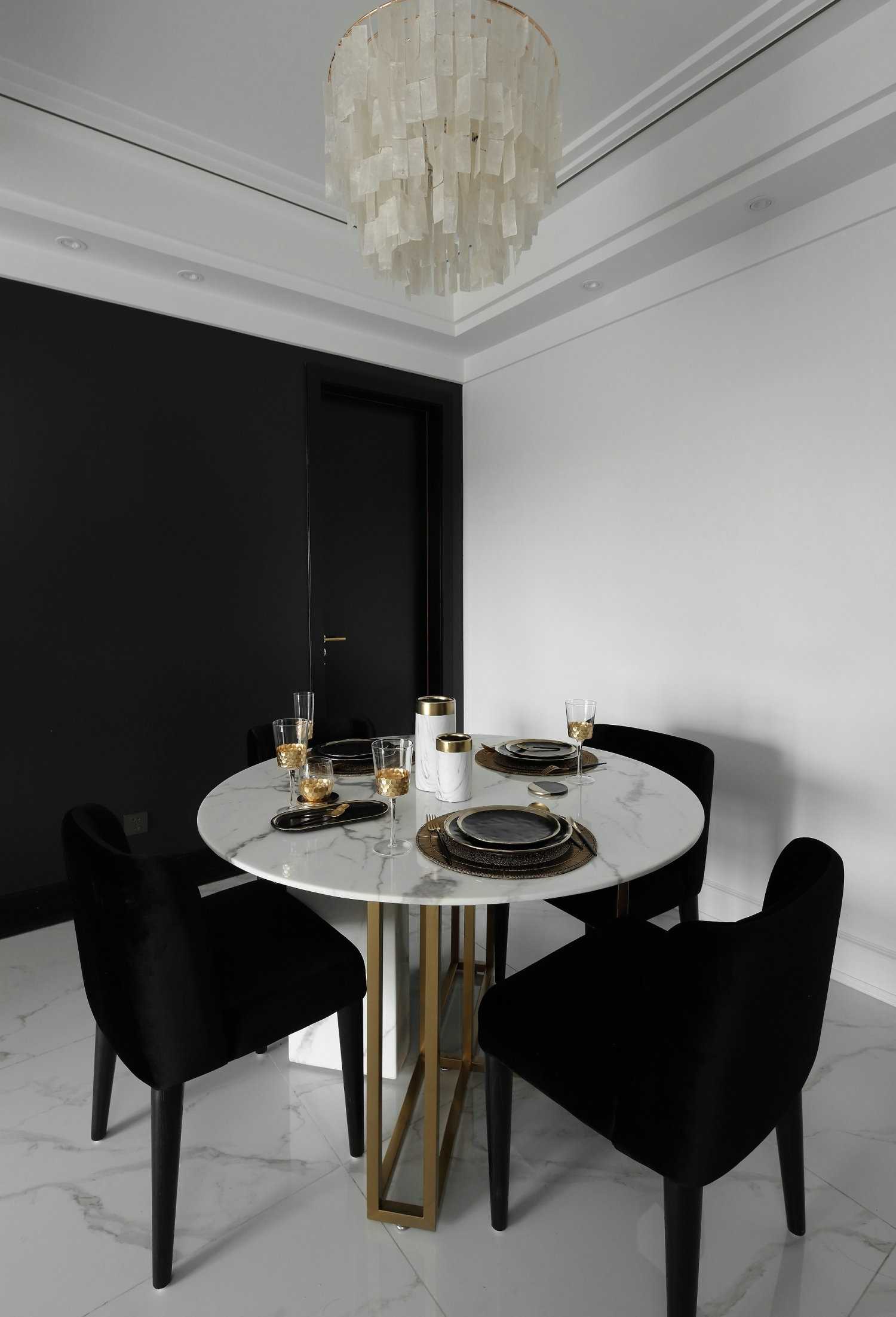 白色為主 黑色點(diǎn)綴 在這個(gè)黑白相交的空間里點(diǎn)綴上香橙色 看起來(lái)沒有一點(diǎn)突兀