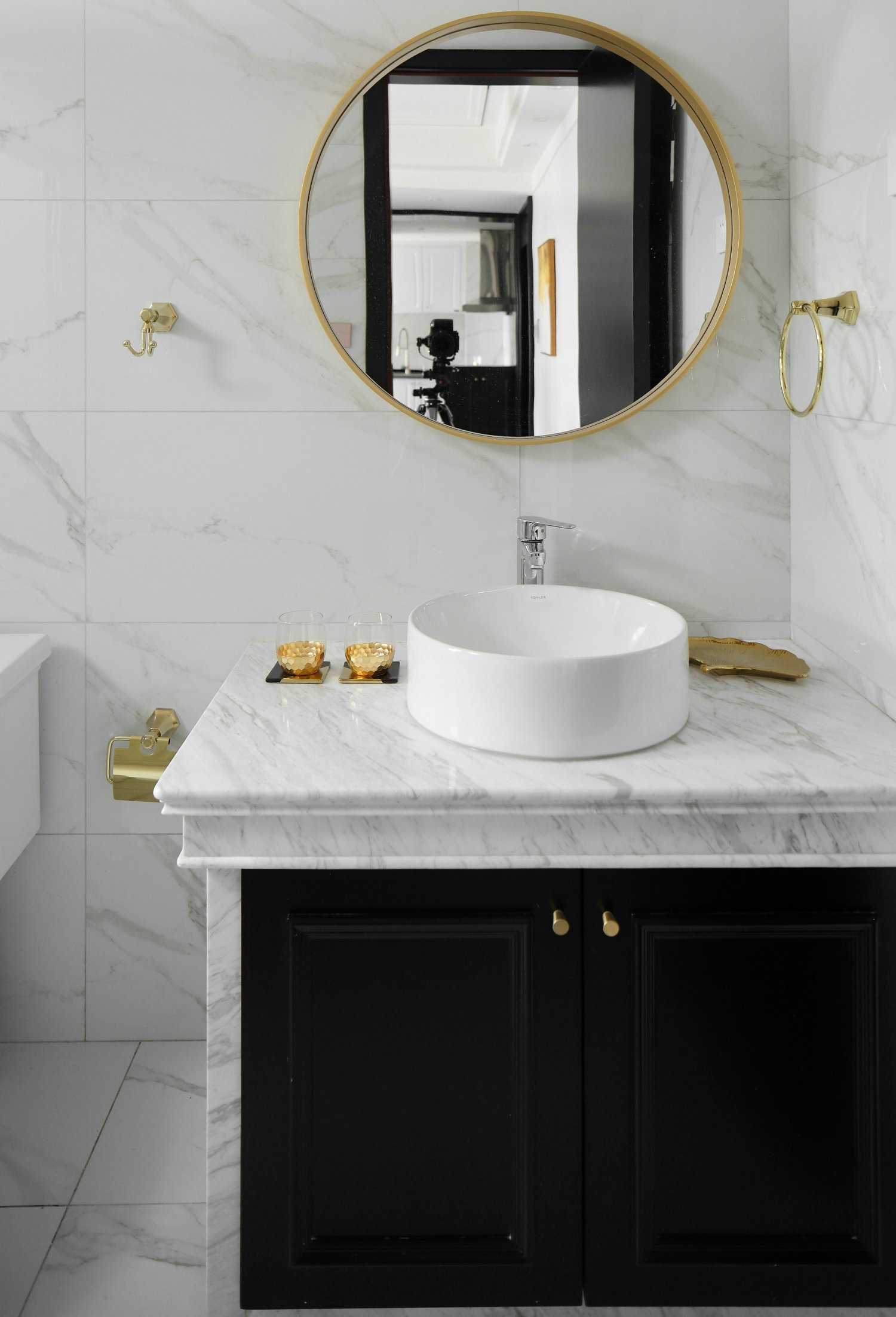 白色為主 黑色點(diǎn)綴 在這個(gè)黑白相交的空間里點(diǎn)綴上香橙色 看起來(lái)沒有一點(diǎn)突兀