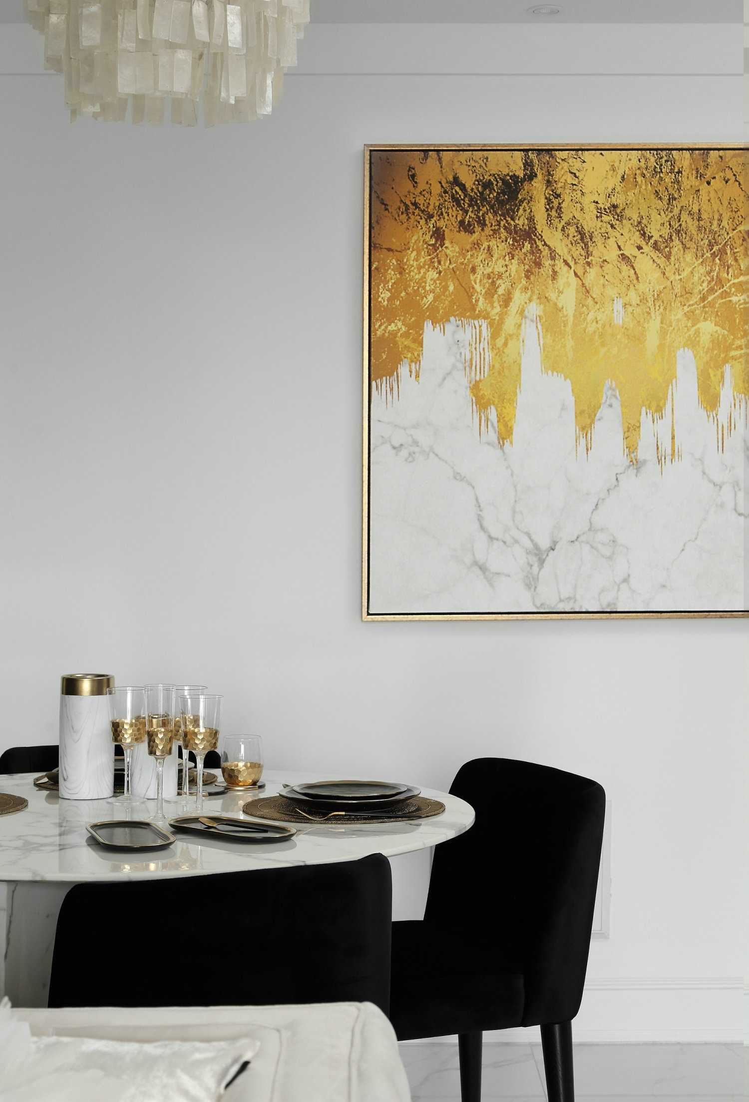 白色為主 黑色點(diǎn)綴 在這個(gè)黑白相交的空間里點(diǎn)綴上香橙色 看起來(lái)沒有一點(diǎn)突兀