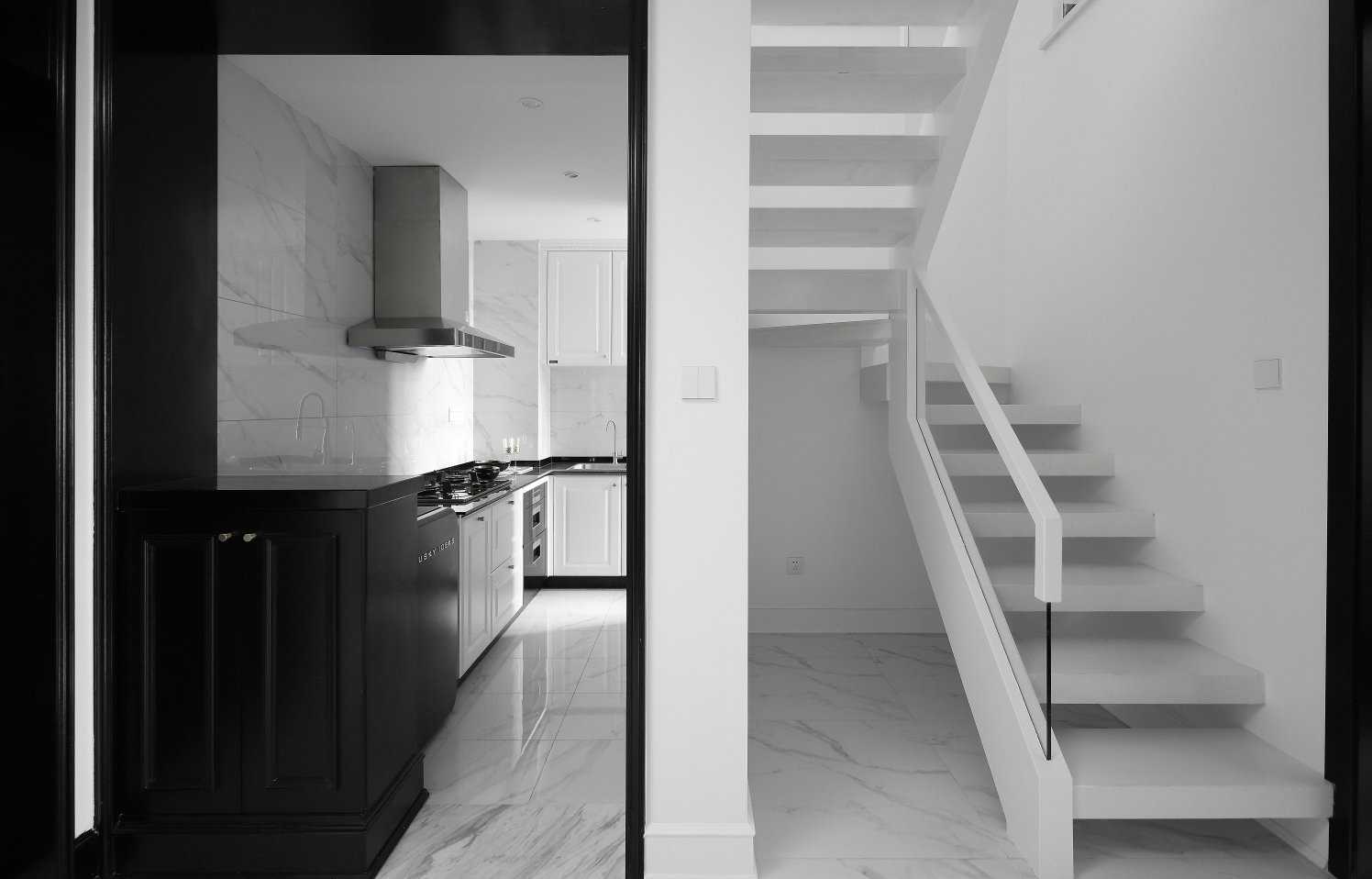 白色為主 黑色點(diǎn)綴 在這個(gè)黑白相交的空間里點(diǎn)綴上香橙色 看起來(lái)沒有一點(diǎn)突兀