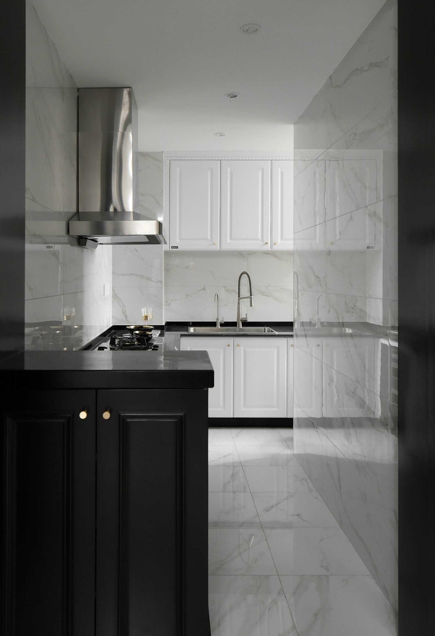 白色為主 黑色點(diǎn)綴 在這個(gè)黑白相交的空間里點(diǎn)綴上香橙色 看起來(lái)沒有一點(diǎn)突兀