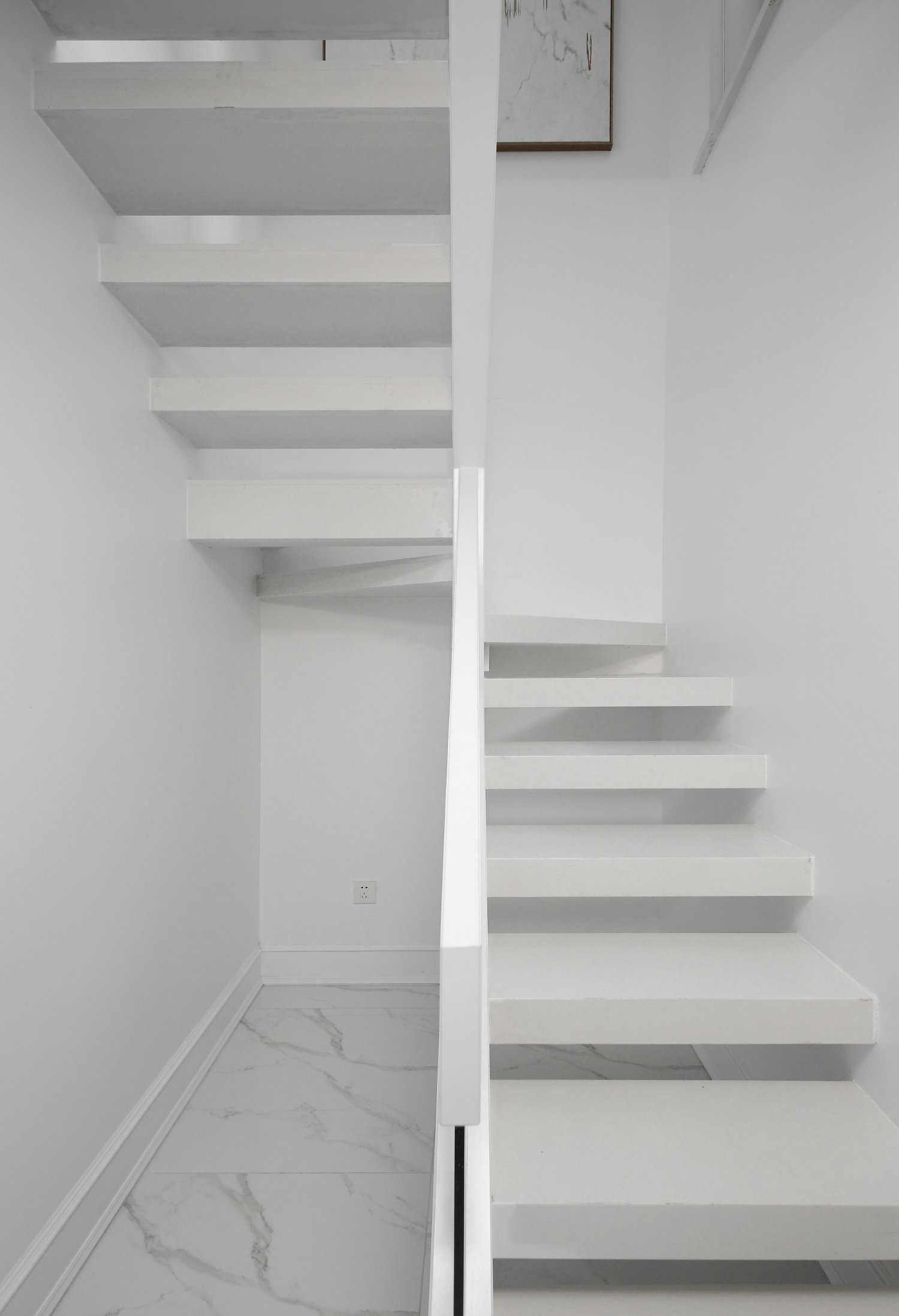 白色為主 黑色點(diǎn)綴 在這個(gè)黑白相交的空間里點(diǎn)綴上香橙色 看起來(lái)沒有一點(diǎn)突兀