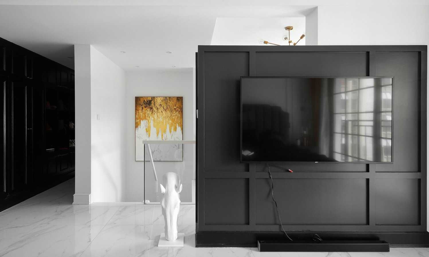 白色為主 黑色點(diǎn)綴 在這個(gè)黑白相交的空間里點(diǎn)綴上香橙色 看起來(lái)沒有一點(diǎn)突兀