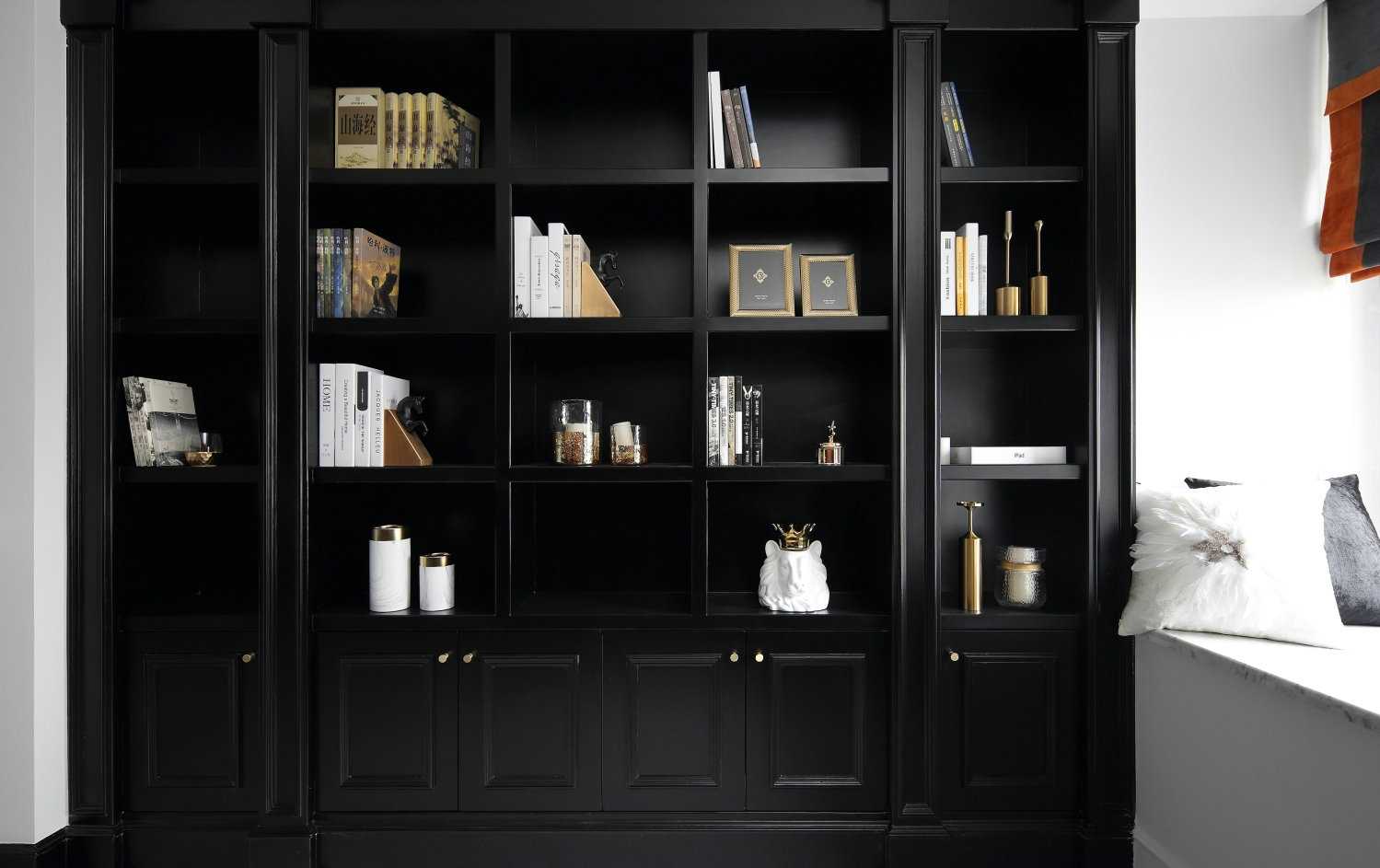 白色為主 黑色點(diǎn)綴 在這個(gè)黑白相交的空間里點(diǎn)綴上香橙色 看起來(lái)沒有一點(diǎn)突兀