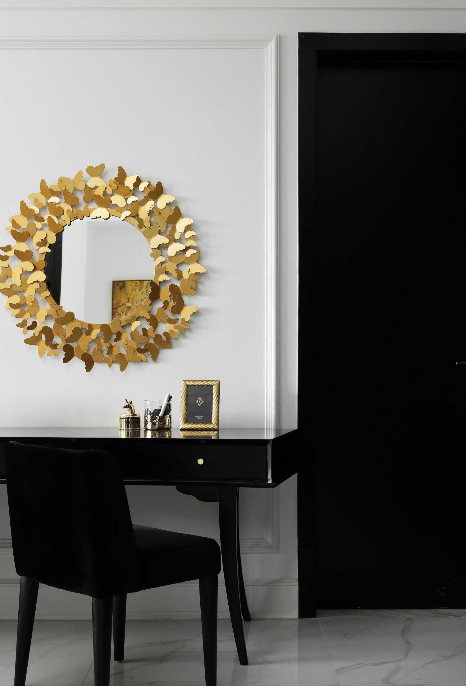 白色為主 黑色點(diǎn)綴 在這個(gè)黑白相交的空間里點(diǎn)綴上香橙色 看起來(lái)沒有一點(diǎn)突兀