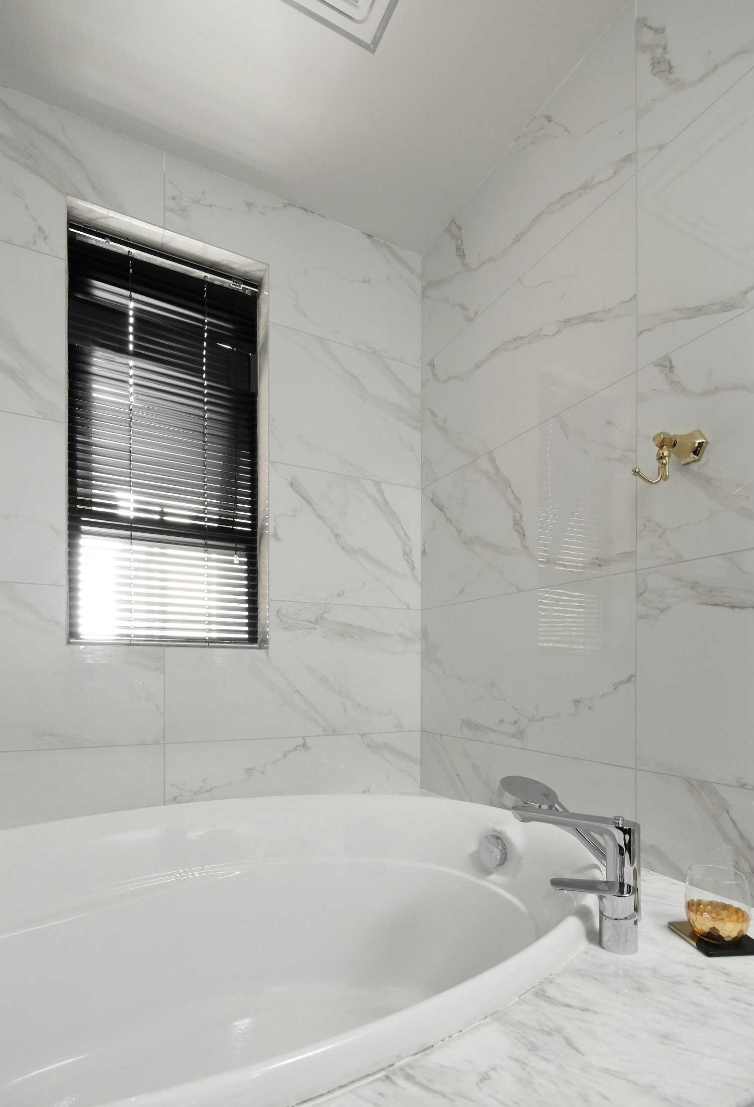 白色為主 黑色點(diǎn)綴 在這個(gè)黑白相交的空間里點(diǎn)綴上香橙色 看起來(lái)沒有一點(diǎn)突兀